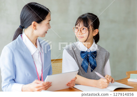 正在學習的國中生和他們的老師 127914856