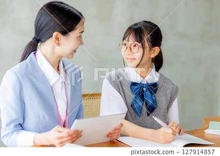 正在學習的國中生和他們的老師 127914857