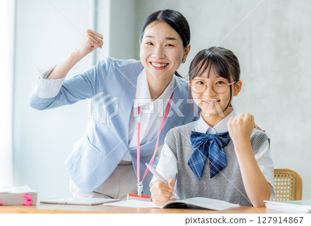 女國中生和老師在學習 127914867