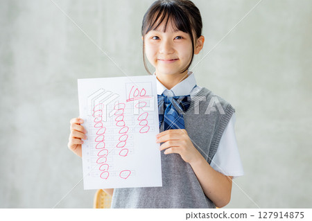一名國中生在考試中取得滿分 127914875