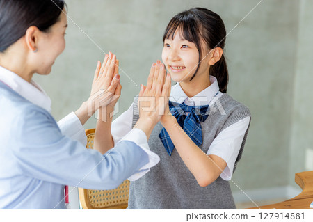 國中女生在教室裡開心 127914881