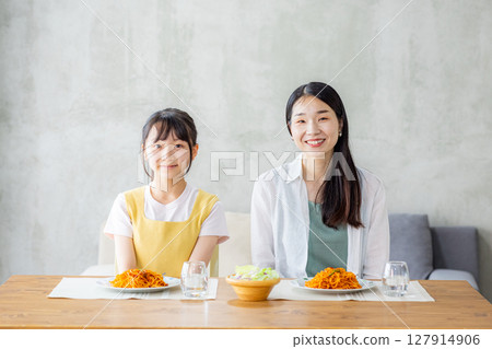 父母和孩子用餐 127914906