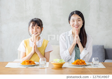 父母和孩子用餐 127914907