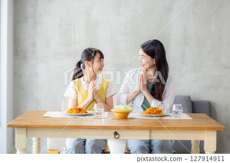 父母和孩子用餐 127914911