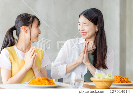 Parent and child dining with dining 127914914