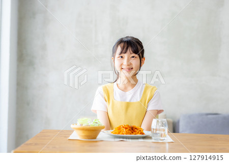一名國中女生獨自吃午餐 127914915