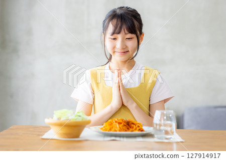 A middle school girl has lunch alone A middle school girl has lunch alone 127914917