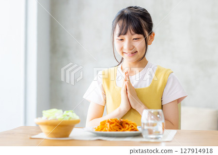 一名國中女生獨自吃午餐 127914918