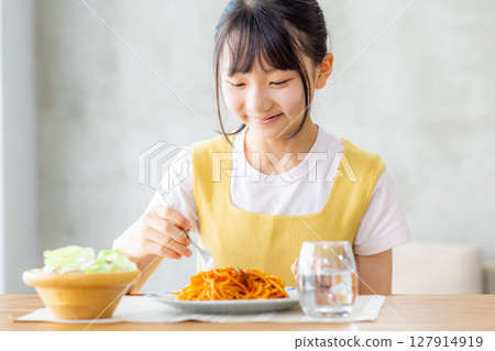 A middle school girl has lunch alone A middle school girl has lunch alone 127914919