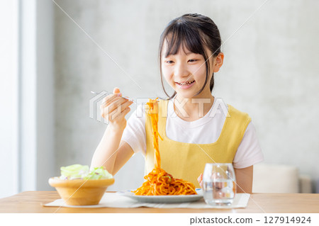 一名國中女生獨自吃午餐 127914924