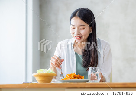 女人吃午餐 127914936