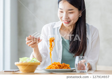 女人吃午餐 127914937