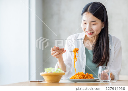 女人吃午餐 127914938