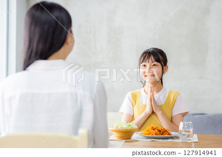 Parent and child dining with dining Parent and child dining with dining 127914941