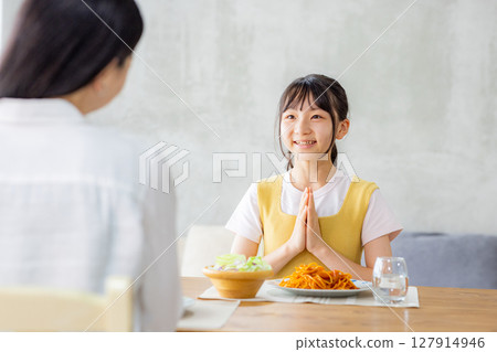 父母和孩子用餐 127914946