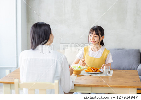 父母和孩子用餐 127914947