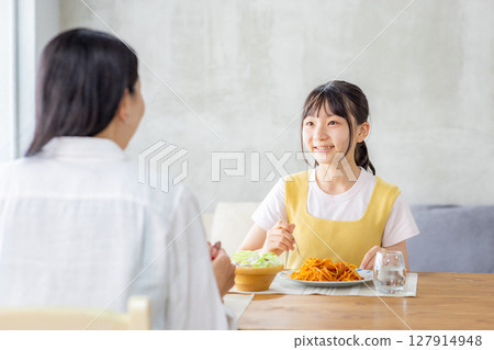 Parent and child dining with dining 127914948