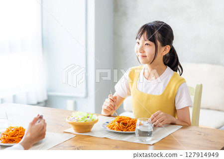 父母和孩子用餐 127914949