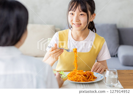 Parent and child dining with dining 127914952