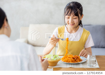 父母和孩子用餐 127914954