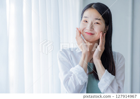 做皮膚護理的中年婦女 127914967