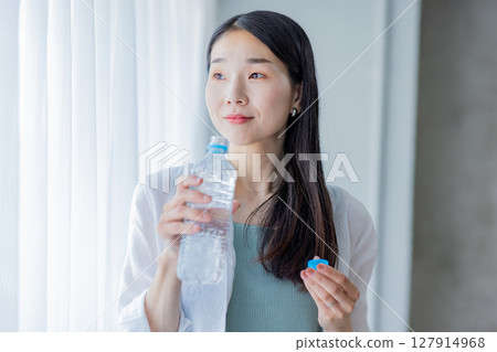 年輕女子喝水 127914968
