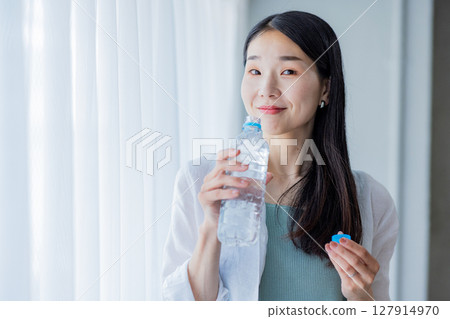 年輕女子喝水 127914970