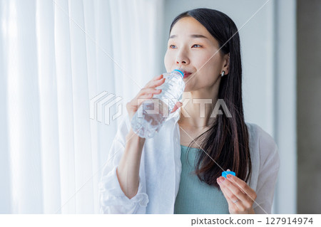 年輕女子喝水 127914974