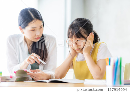 注重教育的母親和問題孩子 127914994