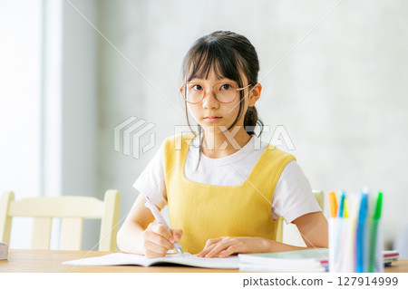 Junior high school students to study Junior high school students to study 127914999
