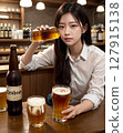 在酒吧喝啤酒的女人 127915138
