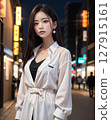 晚上在城市散步的女商人 127915161