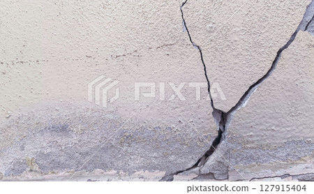 Concrete columns have cracks caused by poor quality structures. Concrete columns have cracks caused by poor quality structures. 127915404