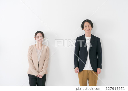 辦公室休閒服的商務人士 127915651