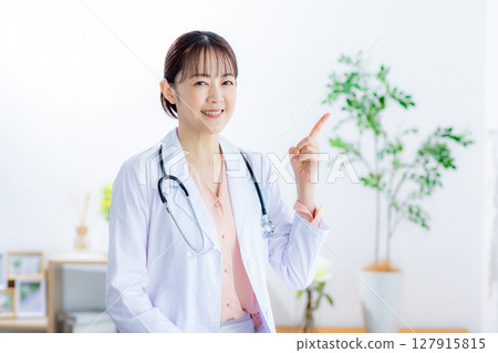 Female doctor to see 127915815