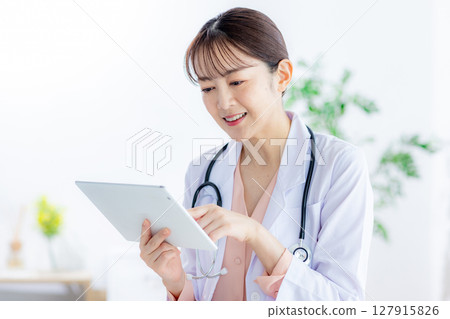 Female doctor to see 127915826