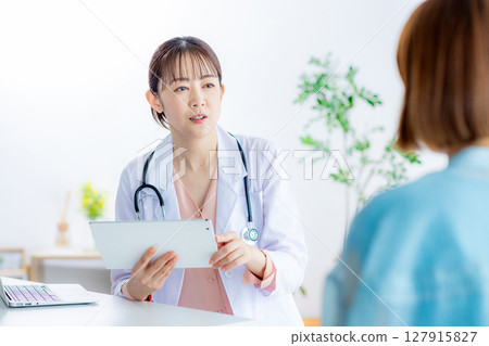 Female doctor to see 127915827