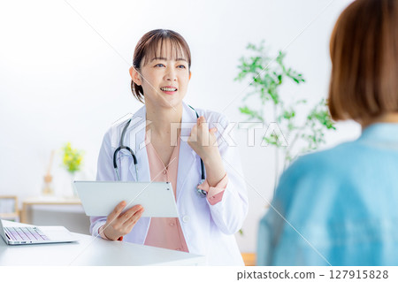 Female doctor to see 127915828
