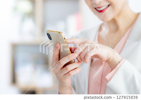 操作智能手機的婦女 127915839