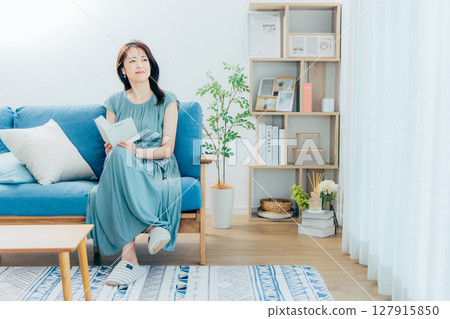 讀書的中間婦女 127915850