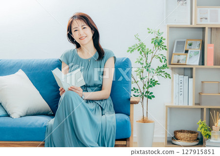 讀書的中間婦女 127915851