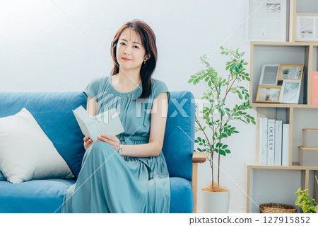讀書的中間婦女 127915852