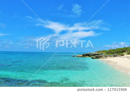 Okinawa summer blue sky and the sea of Miyakojima 127915906