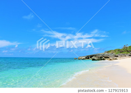 沖繩夏天的藍天和宮古島的海 127915913