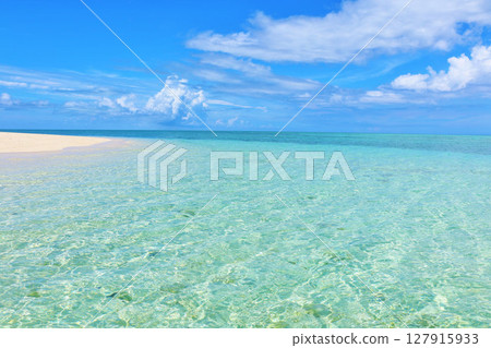 沖繩夏日的藍天和池間島的大海 127915933