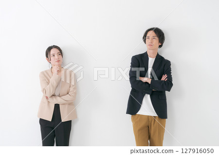 男人和女人帶著思考的表情 127916050