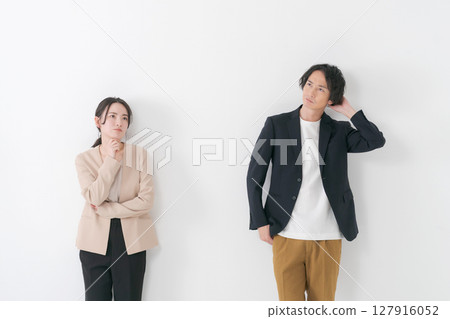 Men and women with thinking expressions Men and women with thinking expressions 127916052