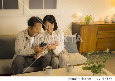 Middle-aged couple in the living room at night 127916136