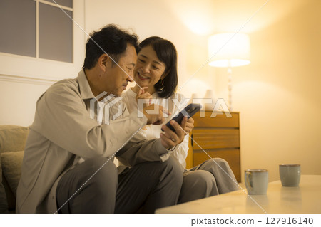 晚上客廳裡的中年夫婦 127916140