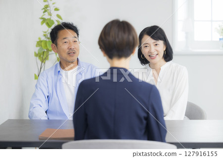 一對中年夫婦正在開會 127916155